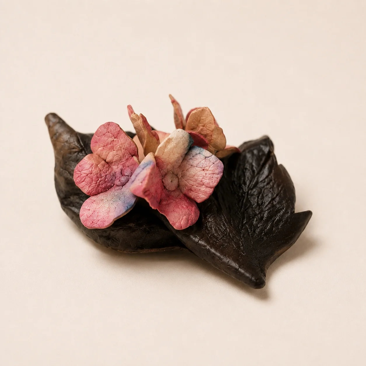Broche de cuero botánico color rubor pintado a mano, accesorio de moda floral escultural para blazers, prendas de punto y abrigos