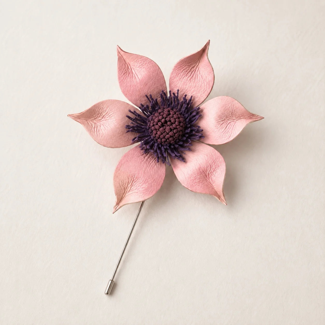 Broche de Alfiler Escultórico de Cuero Rubor con Flores, Accesorio de Moda Botánico Hecho a Mano, Regalo para Ella