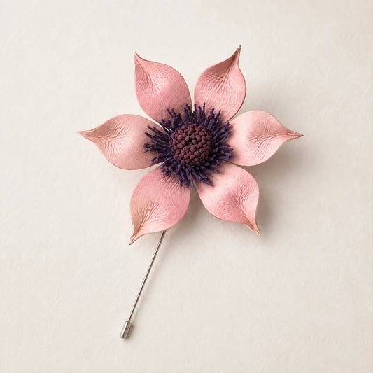 Broche de Alfiler Escultórico de Cuero Rubor con Flores, Accesorio de Moda Botánico Hecho a Mano, Regalo para Ella
