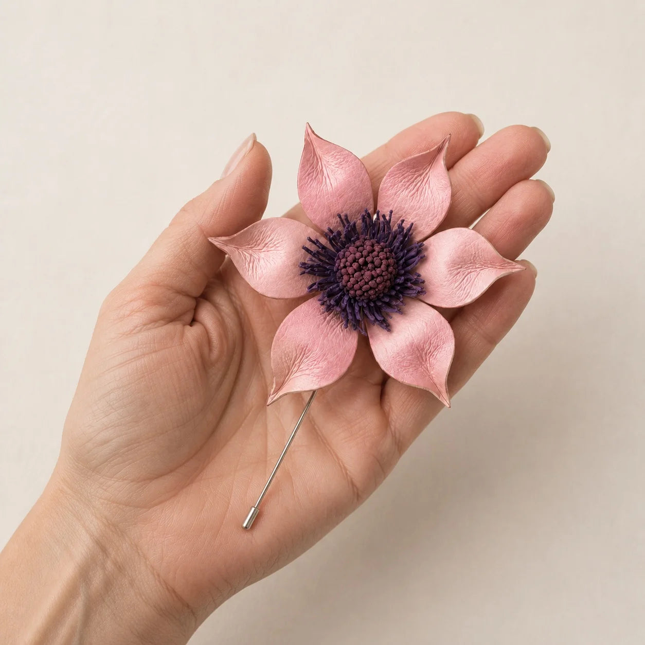 Broche de Alfiler Escultórico de Cuero Rubor con Flores, Accesorio de Moda Botánico Hecho a Mano, Regalo para Ella