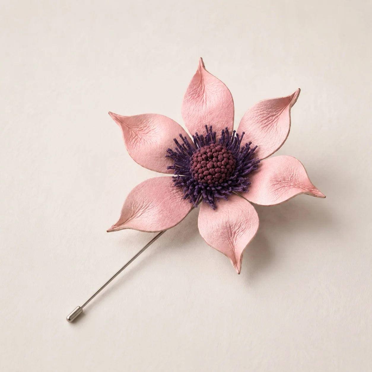 Broche de Alfiler Escultórico de Cuero Rubor con Flores, Accesorio de Moda Botánico Hecho a Mano, Regalo para Ella
