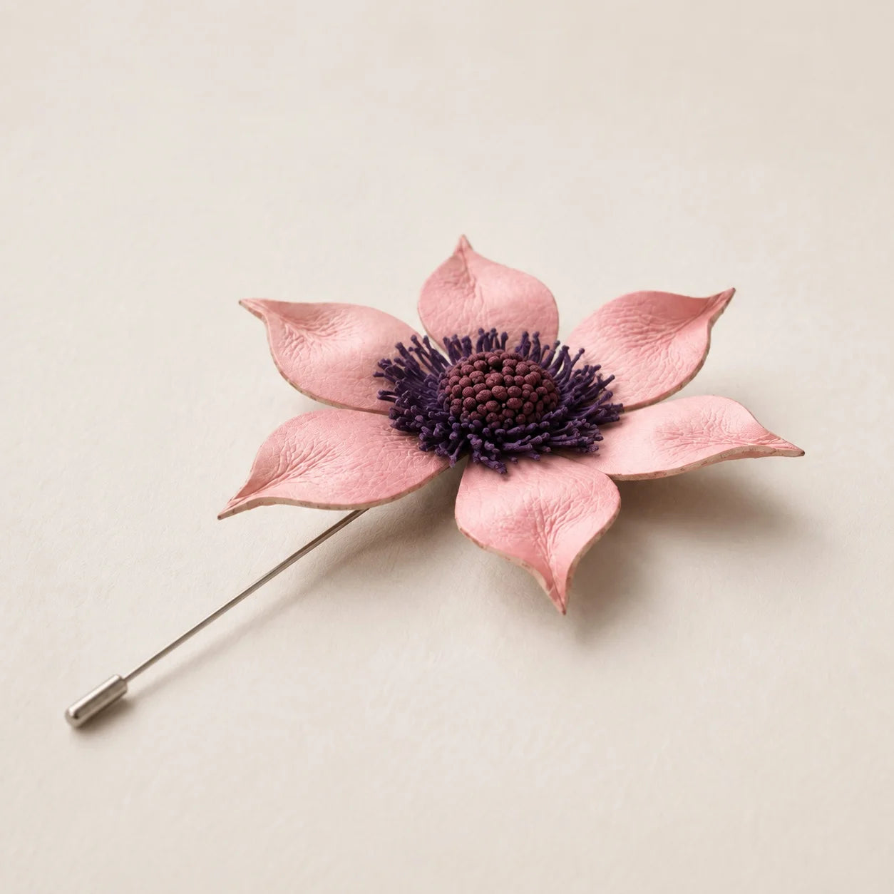 Broche de Alfiler Escultórico de Cuero Rubor con Flores, Accesorio de Moda Botánico Hecho a Mano, Regalo para Ella