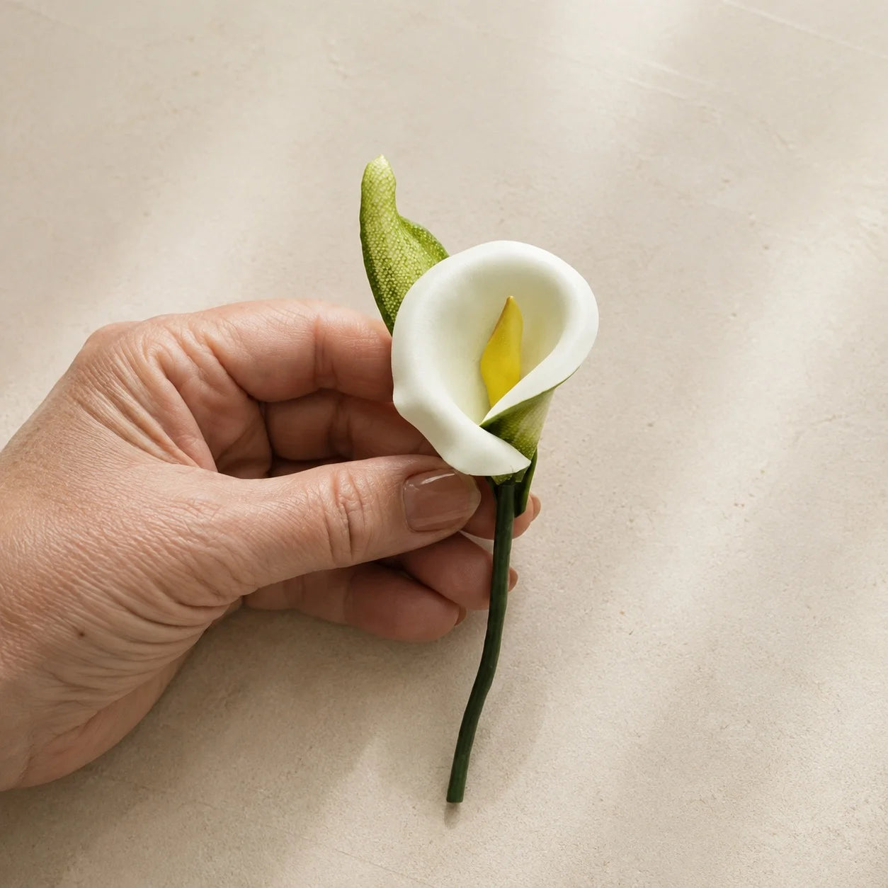 Broche de cuero de cala blanca hecho a mano, accesorio de moda floral escultural para mujer