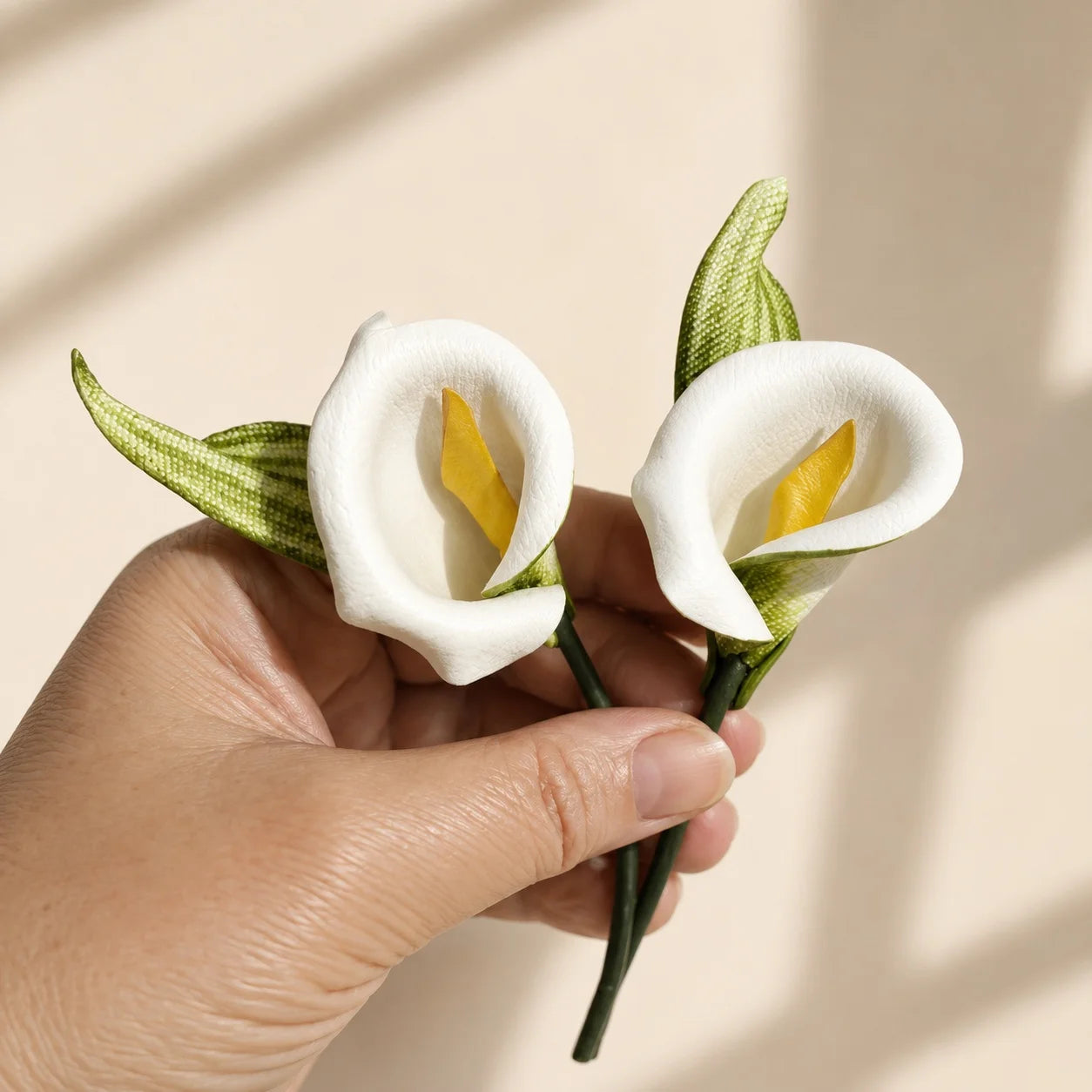 Broche de cuero de cala blanca hecho a mano, accesorio de moda floral escultural para mujer