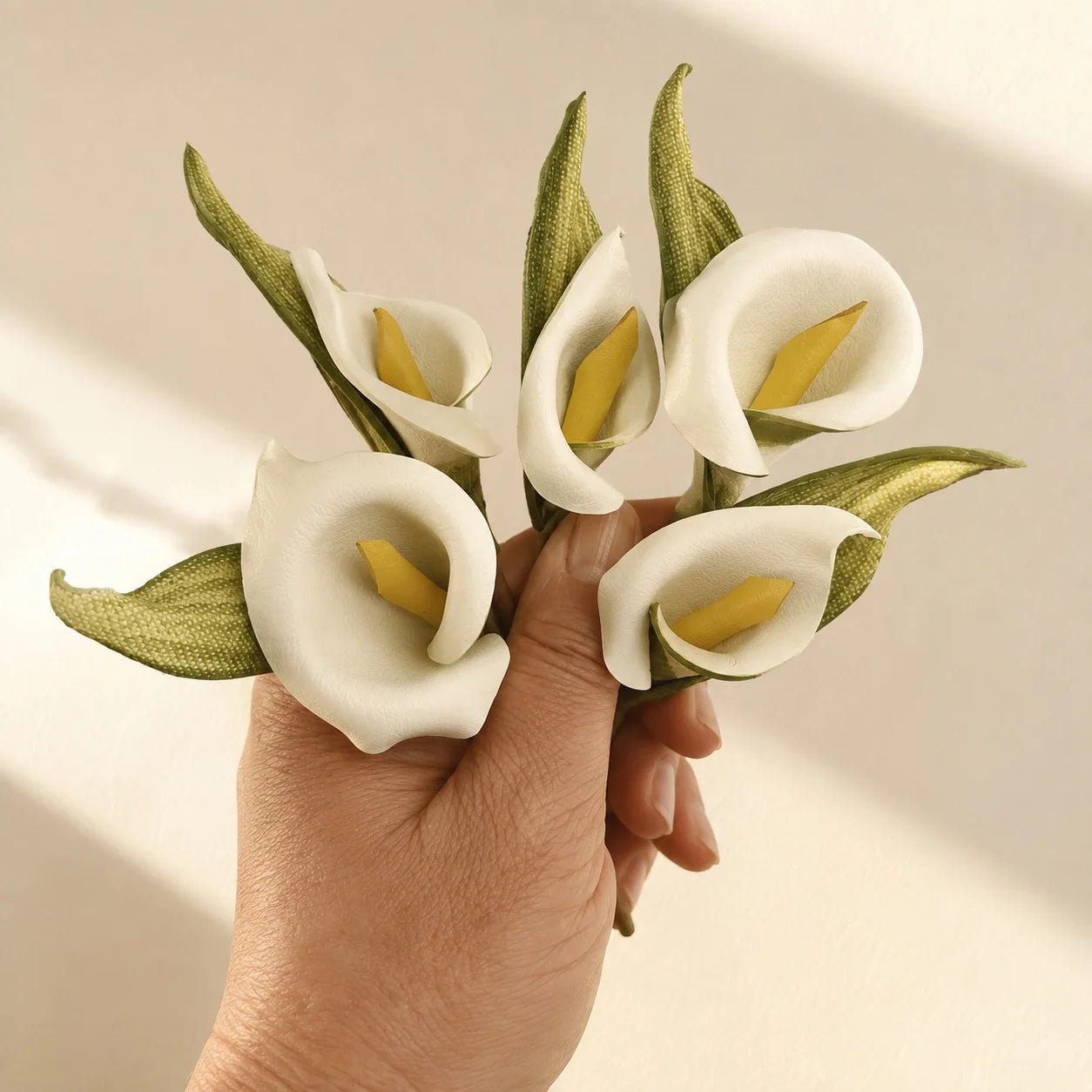 Broche de cuero de cala blanca hecho a mano, accesorio de moda floral escultural para mujer