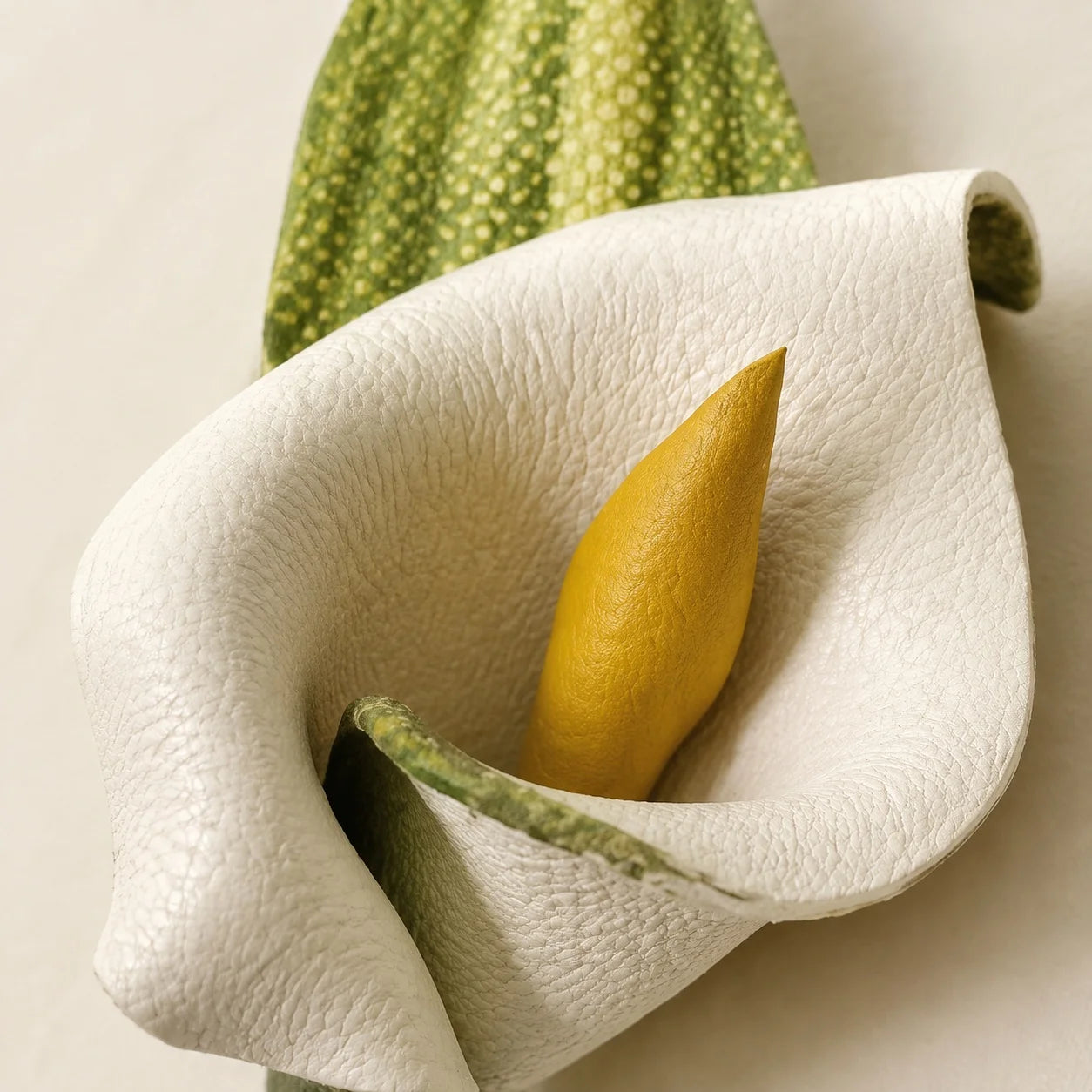 Broche de cuero de cala blanca hecho a mano, accesorio de moda floral escultural para mujer