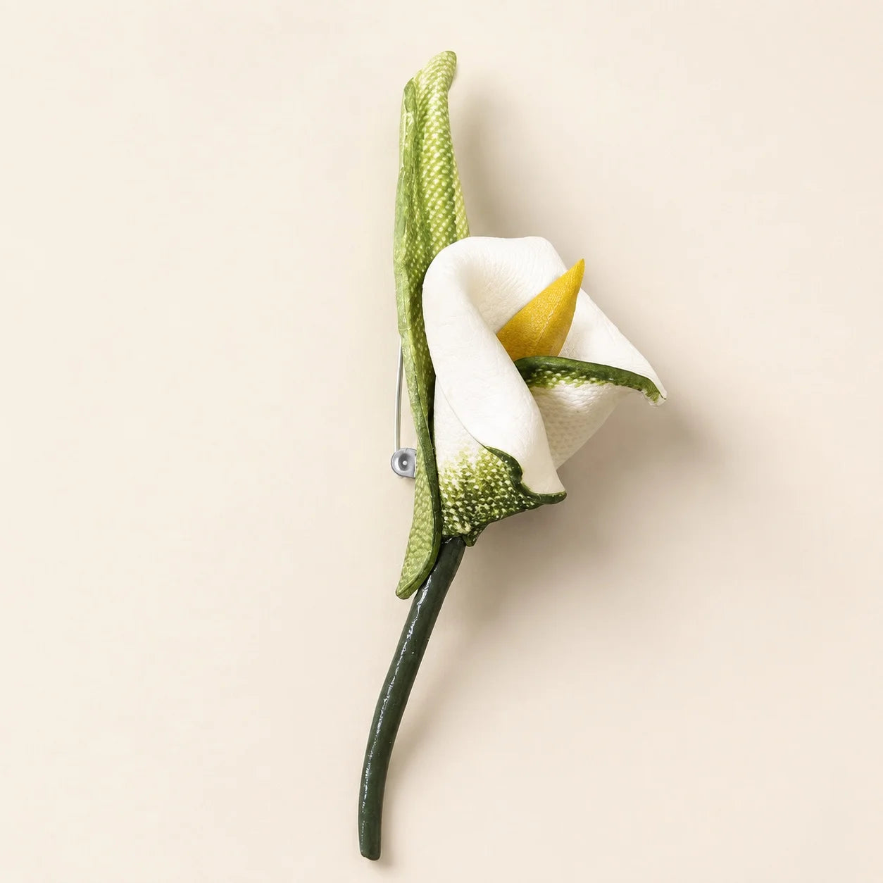 Broche de cuero de cala blanca hecho a mano, accesorio de moda floral escultural para mujer