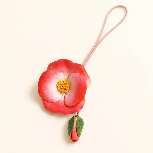 Colgante de Piel de Camelia Coral Pintado a Mano con Delicado Capullo, Accesorio Artístico Botánico para Bolso