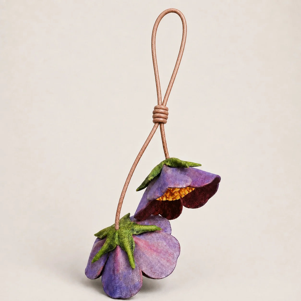 Amuleto para Bolsos Estructurados de Piel de Oveja Teñida a Mano, Esculpido, Violeta, de Doble Flor, con Curtido Vegetal y Centros Dorados