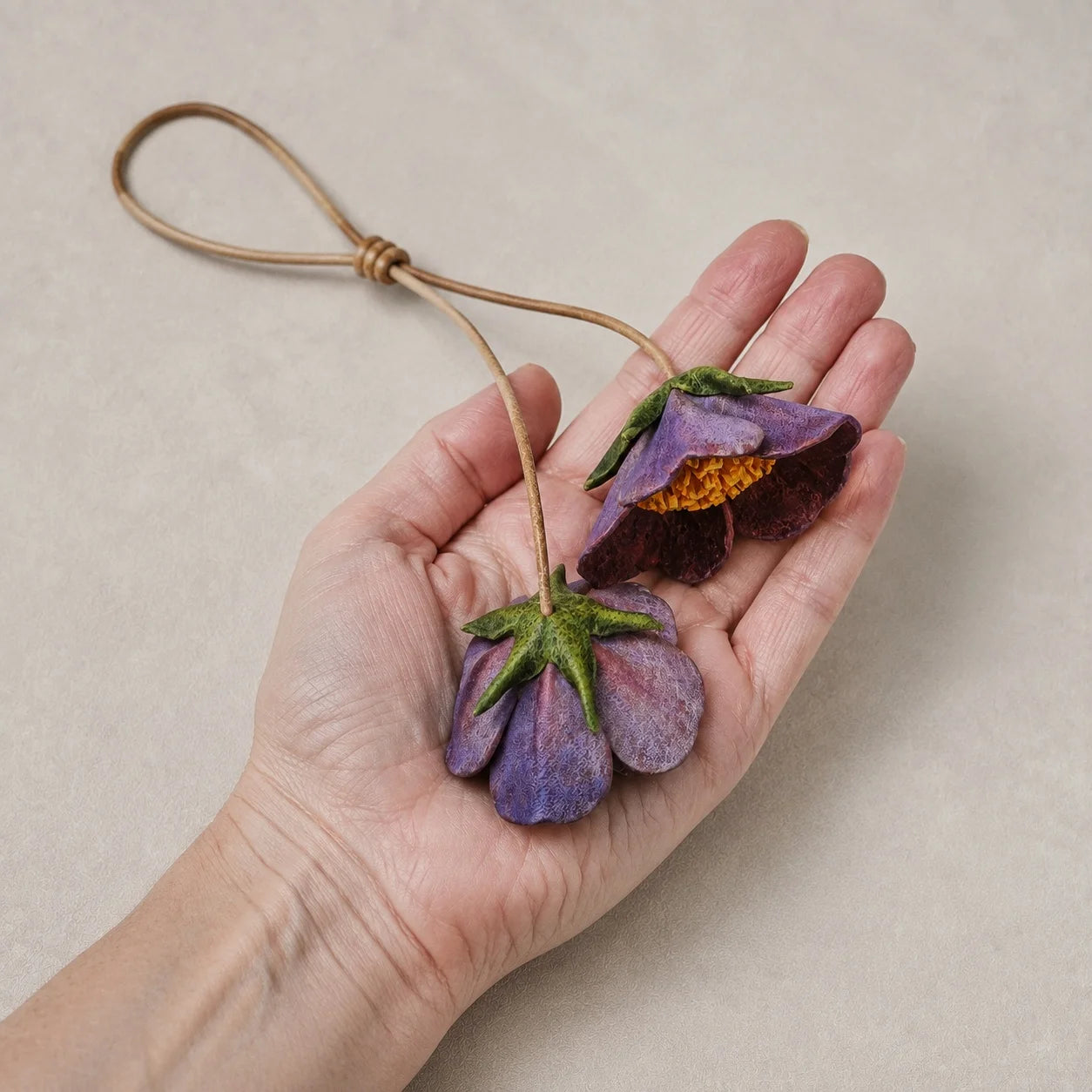 Amuleto para Bolsos Estructurados de Piel de Oveja Teñida a Mano, Esculpido, Violeta, de Doble Flor, con Curtido Vegetal y Centros Dorados