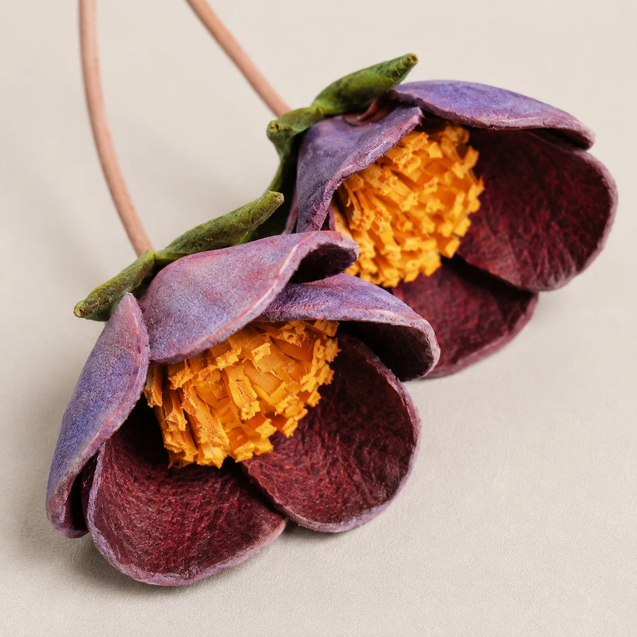 Amuleto para Bolsos Estructurados de Piel de Oveja Teñida a Mano, Esculpido, Violeta, de Doble Flor, con Curtido Vegetal y Centros Dorados