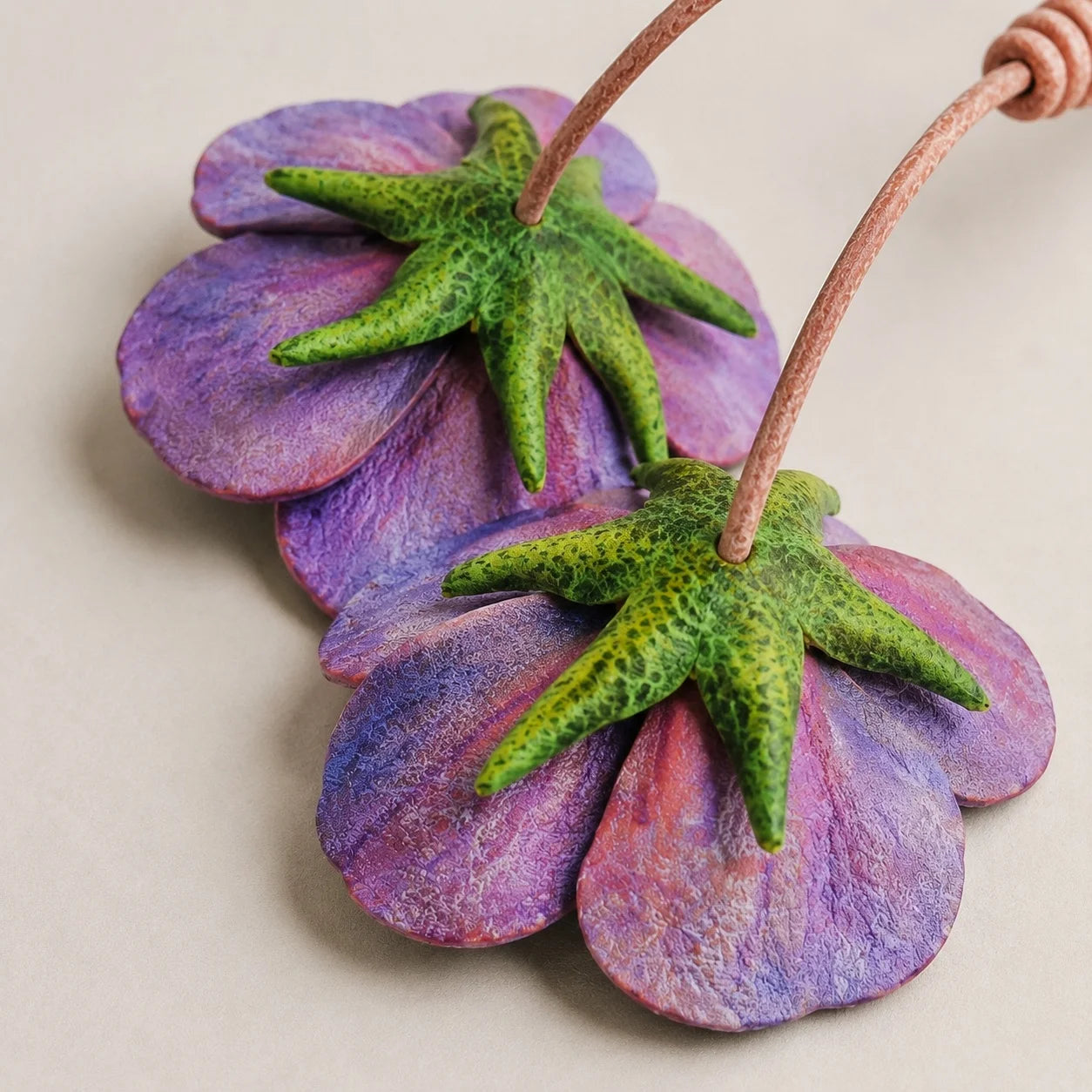 Amuleto para Bolsos Estructurados de Piel de Oveja Teñida a Mano, Esculpido, Violeta, de Doble Flor, con Curtido Vegetal y Centros Dorados