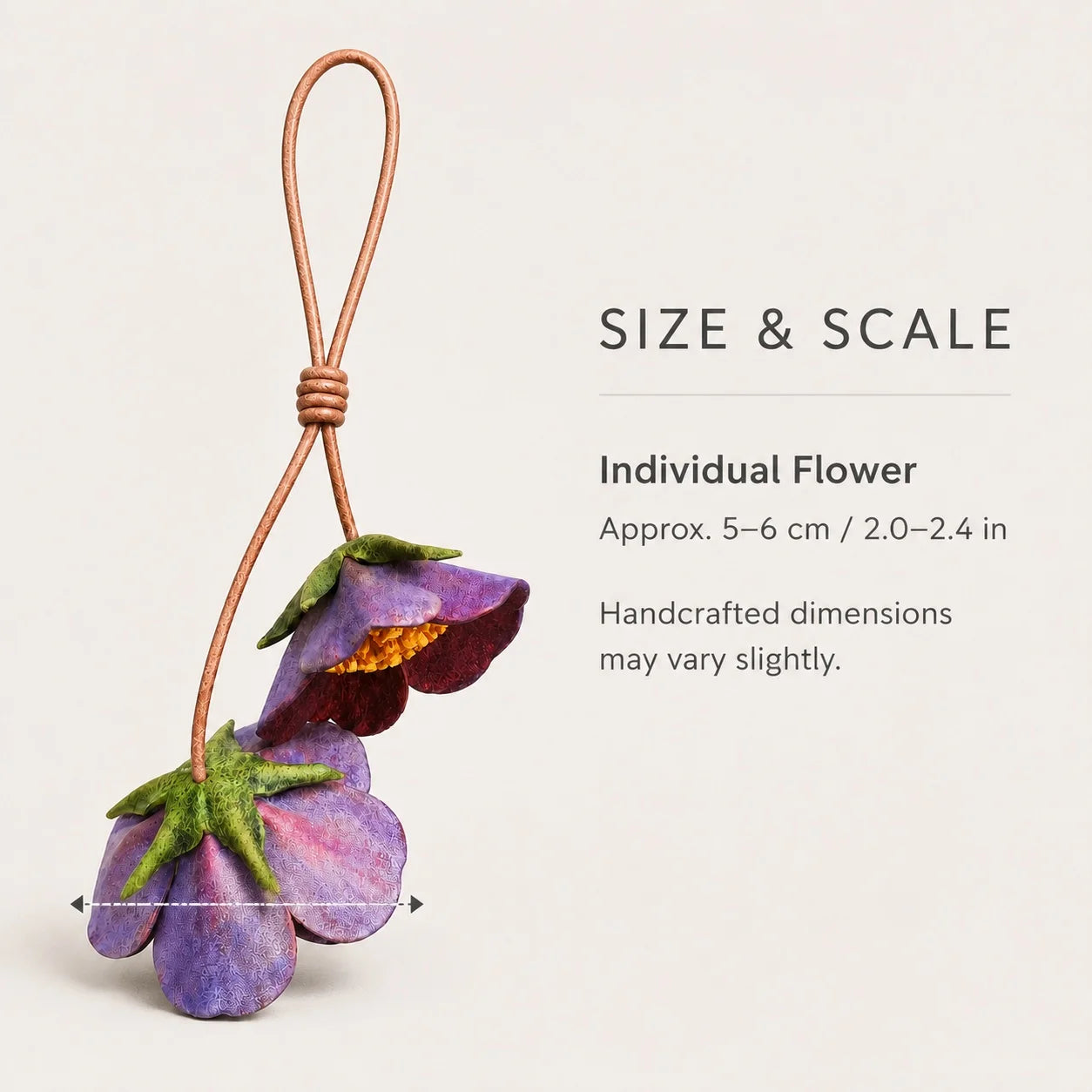 Amuleto para Bolsos Estructurados de Piel de Oveja Teñida a Mano, Esculpido, Violeta, de Doble Flor, con Curtido Vegetal y Centros Dorados