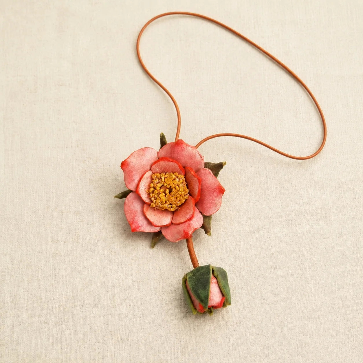 Colgante de Rosa y Capullo para Bolso, de Cuero Curtido Vegetal Hecho a Mano, con Pétalos Teñidos a Mano, Centro Floral Texturizado y Asa Delgada para Bolsos de Diario