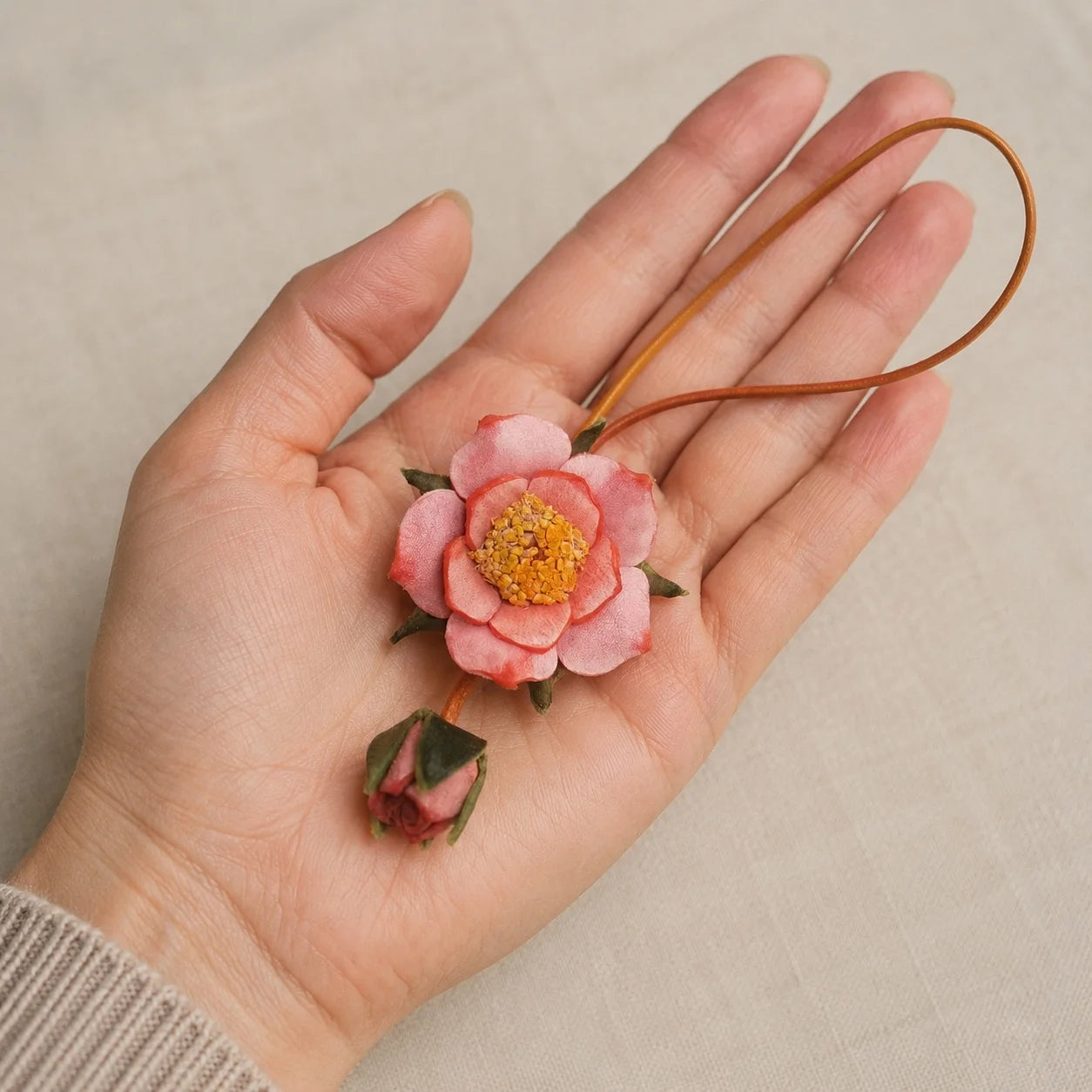 Colgante de Rosa y Capullo para Bolso, de Cuero Curtido Vegetal Hecho a Mano, con Pétalos Teñidos a Mano, Centro Floral Texturizado y Asa Delgada para Bolsos de Diario