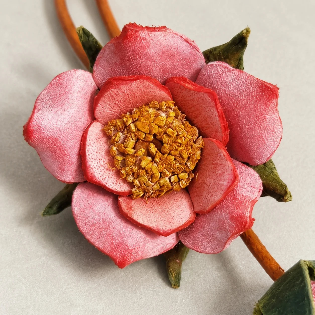 Colgante de Rosa y Capullo para Bolso, de Cuero Curtido Vegetal Hecho a Mano, con Pétalos Teñidos a Mano, Centro Floral Texturizado y Asa Delgada para Bolsos de Diario
