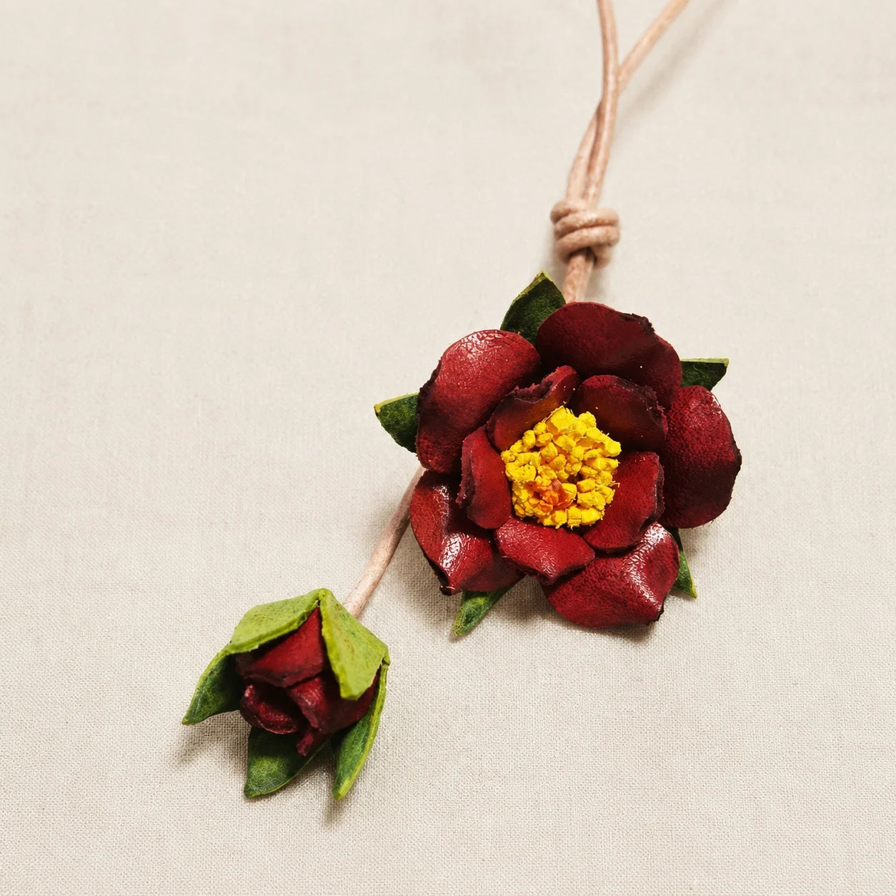 Colgante de Rosa y Capullo para Bolso, de Cuero Curtido Vegetal Hecho a Mano, con Pétalos Teñidos a Mano, Centro Floral Texturizado y Asa Delgada para Bolsos de Diario