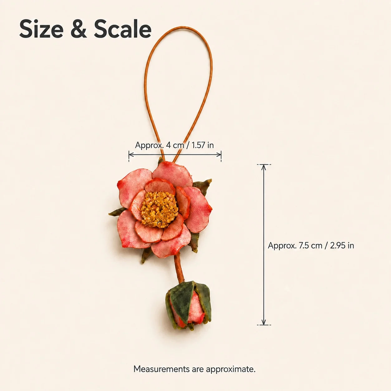 Colgante de Rosa y Capullo para Bolso, de Cuero Curtido Vegetal Hecho a Mano, con Pétalos Teñidos a Mano, Centro Floral Texturizado y Asa Delgada para Bolsos de Diario