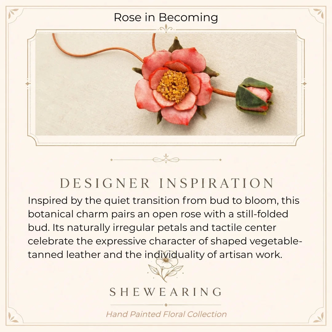 Colgante de Rosa y Capullo para Bolso, de Cuero Curtido Vegetal Hecho a Mano, con Pétalos Teñidos a Mano, Centro Floral Texturizado y Asa Delgada para Bolsos de Diario