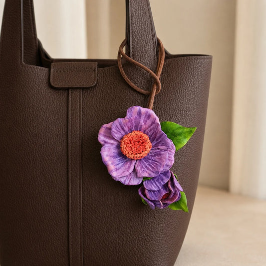 Colgante de Piel Italiana Curtida Vegetal Artesanal Morado con Flores Silvestres y Dobles Flores Escultóricas, Centro Coral y Correa de Piel Natural Color Tan para Bolsos