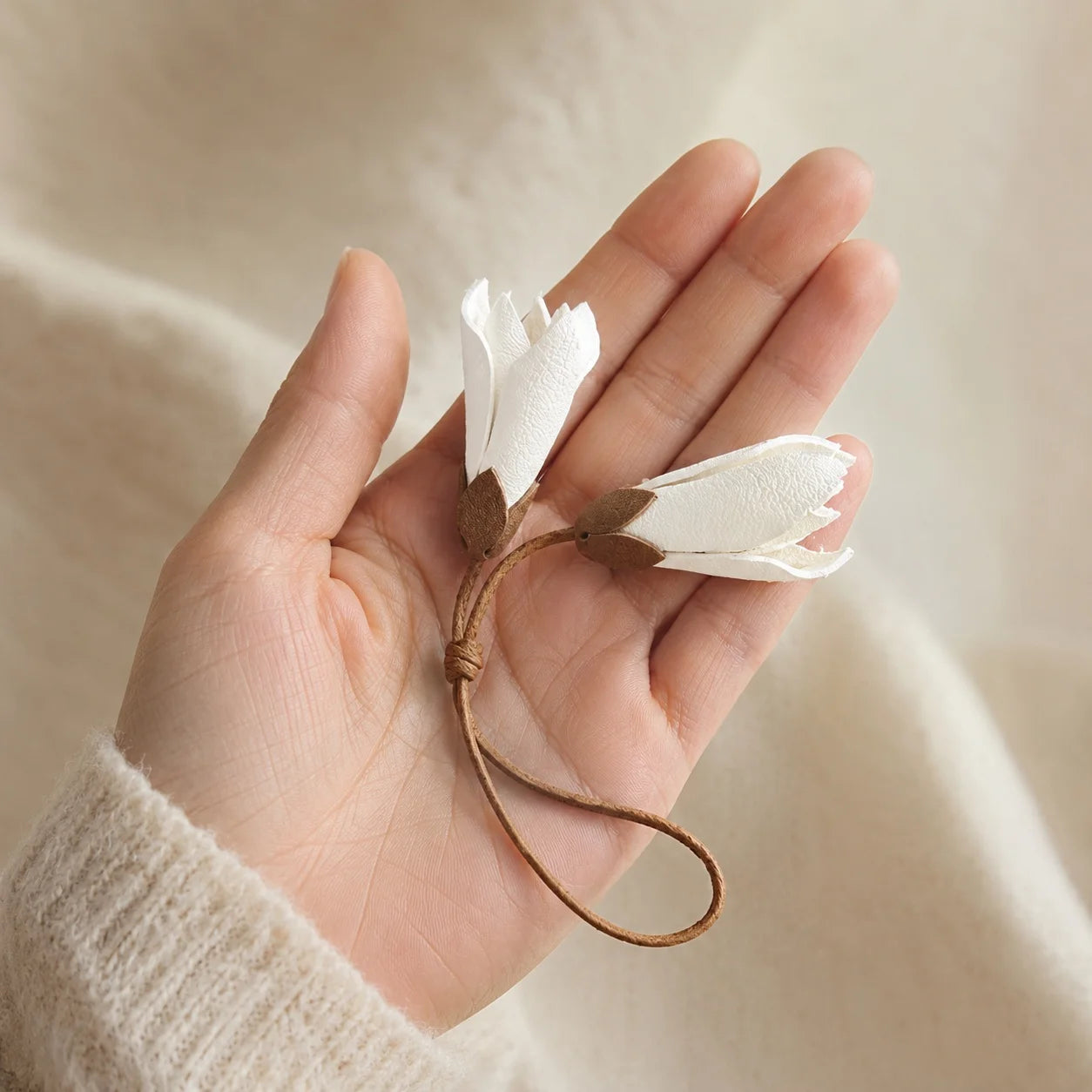 Colgante de bolso de piel Magnolia Blanca – Accesorio botánico hecho a mano Regalo único