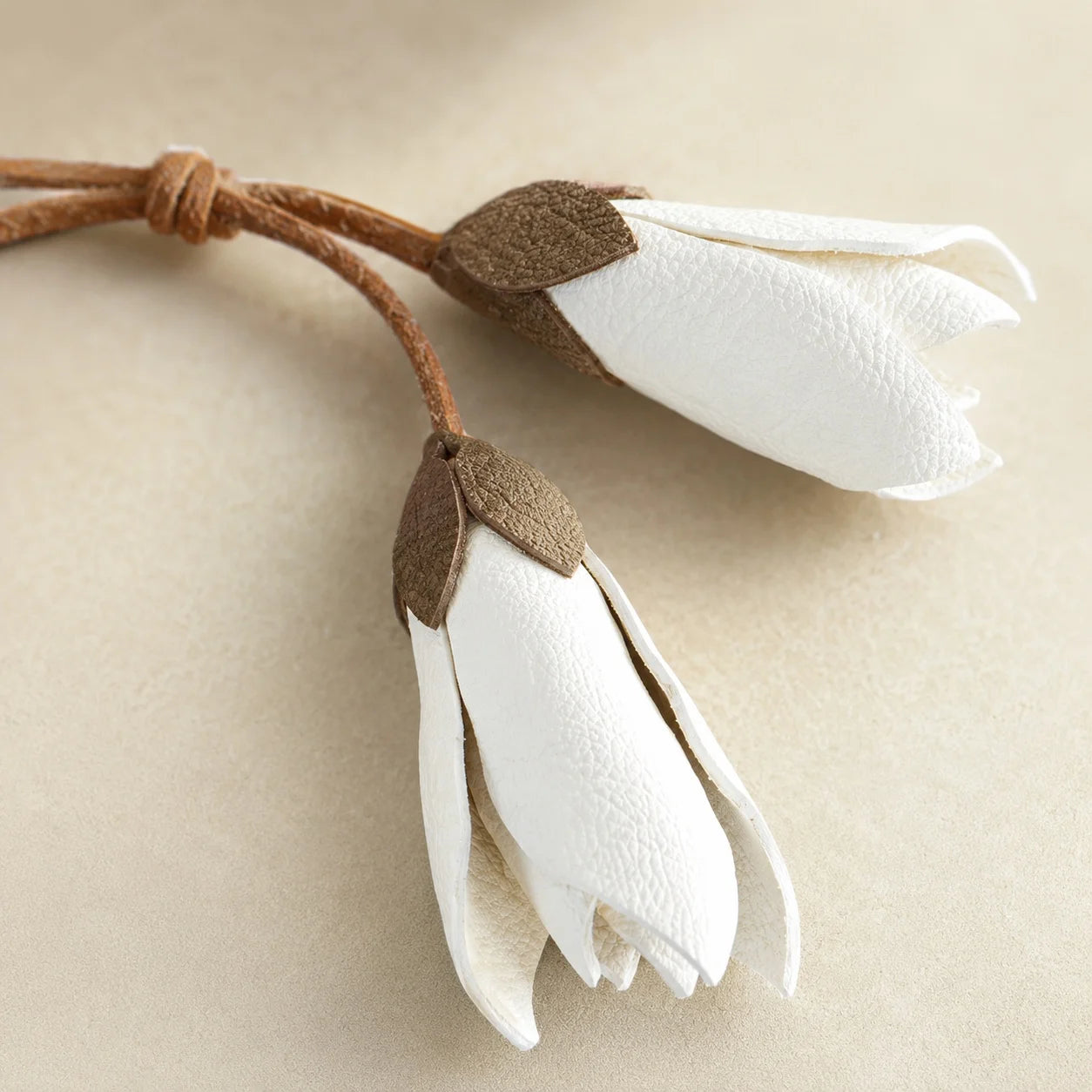 Colgante de bolso de piel Magnolia Blanca – Accesorio botánico hecho a mano Regalo único