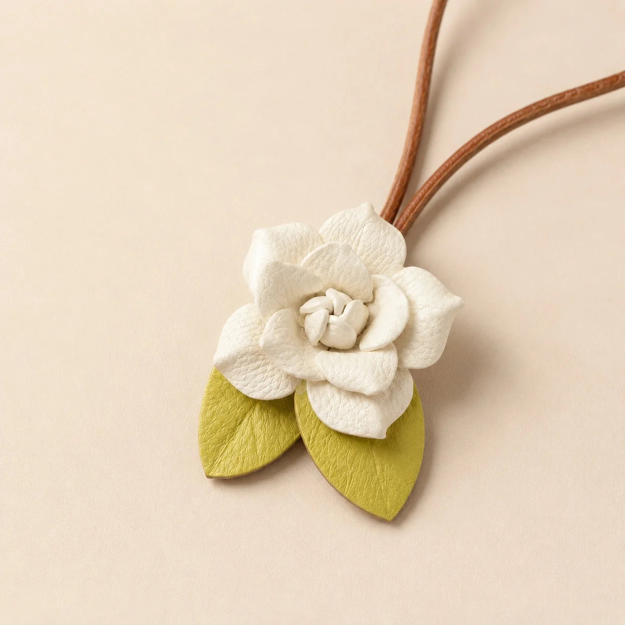 Colgante de Bolso Rosa de Cuero Pintado a Mano – Elegante Accesorio Floral para Bolso, Regalo Único para Ella