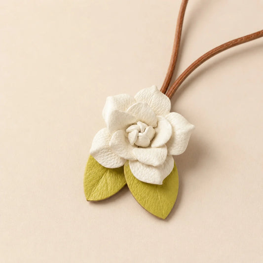 Colgante de Bolso Rosa de Cuero Pintado a Mano – Elegante Accesorio Floral para Bolso, Regalo Único para Ella