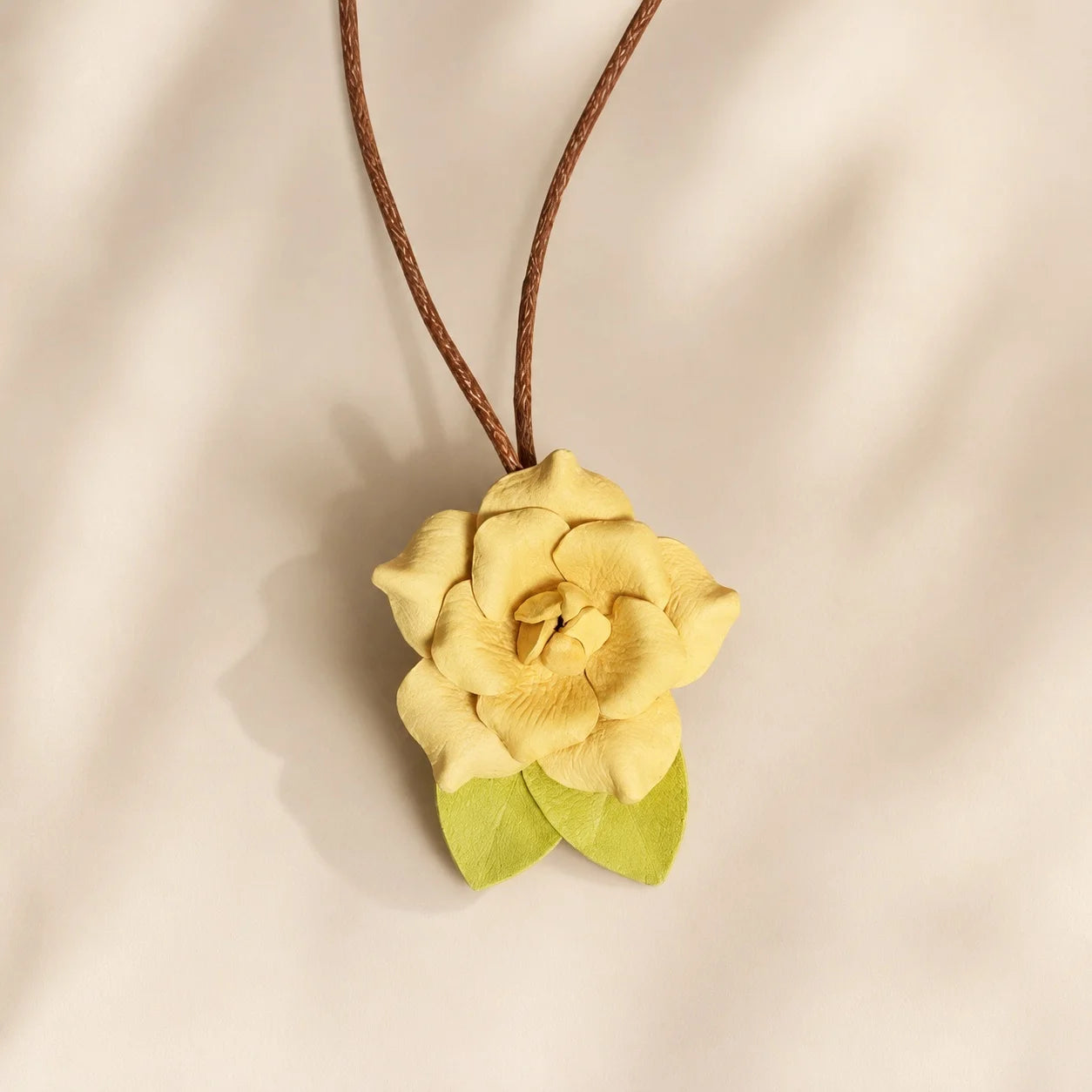 Colgante de Bolso Rosa de Cuero Pintado a Mano – Elegante Accesorio Floral para Bolso, Regalo Único para Ella