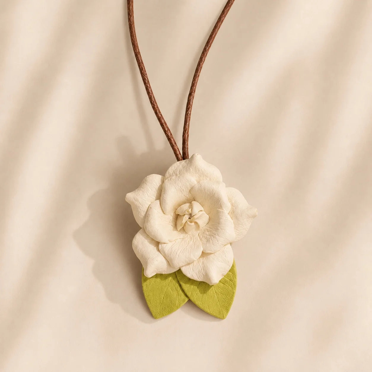 Colgante de Bolso Rosa de Cuero Pintado a Mano – Elegante Accesorio Floral para Bolso, Regalo Único para Ella