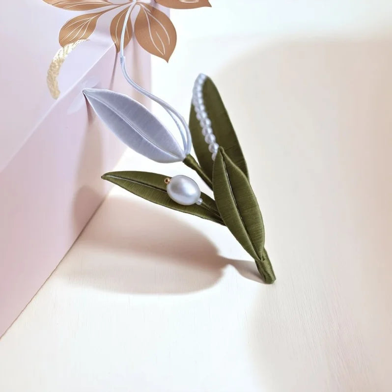White Tulip Silk-Wrapped Brooch – Handmade Chan Hua Jacket, Shirt & Scarf Accessory | Elegant Couple Gift | Traditional Silk Flower Pin