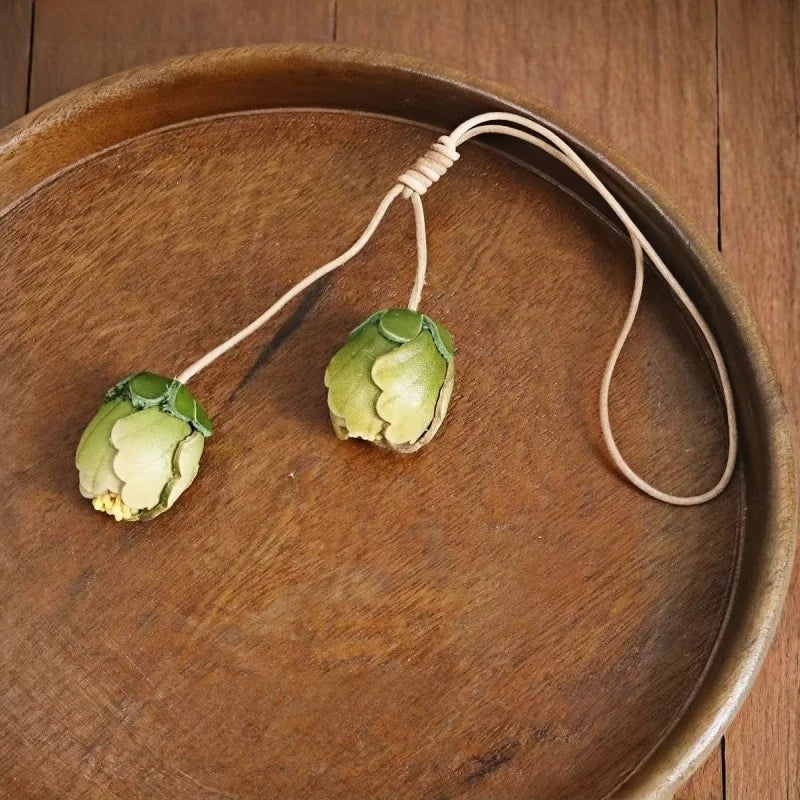 Handmade Tulip Bud Leather Bag Charm – Full-Grain Cowhide Pendant | Artisan Floral Keychain | Unique Leather Handbag Decoration