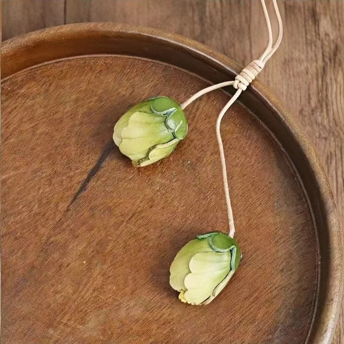Handmade Tulip Bud Leather Bag Charm – Full-Grain Cowhide Pendant | Artisan Floral Keychain | Unique Leather Handbag Decoration