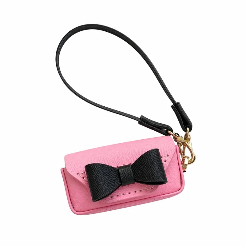 Dije de lápiz labial con lazo de cuero hecho a mano: mini colgante para bolso con llavero | Organizador portátil de piel de vaca para labiales, monedas y accesorios