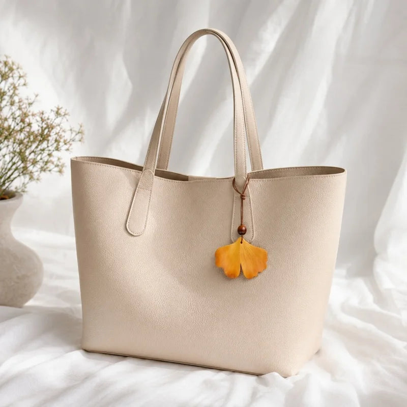Colgante de cuero Ginkgo Otoñal – Dije artesanal pintado a mano | Accesorio escultórico fluido para bolsos | Regalo elegante para ella