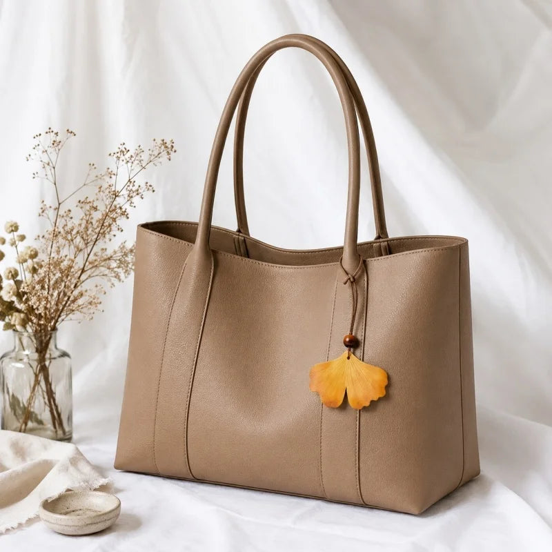 Colgante de cuero Ginkgo Otoñal – Dije artesanal pintado a mano | Accesorio escultórico fluido para bolsos | Regalo elegante para ella