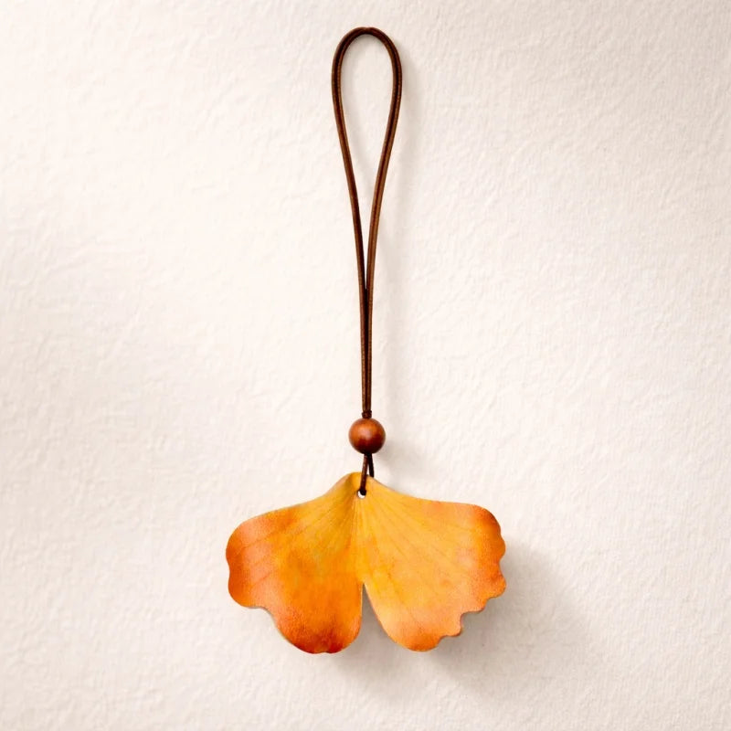 Colgante de cuero Ginkgo Otoñal – Dije artesanal pintado a mano | Accesorio escultórico fluido para bolsos | Regalo elegante para ella