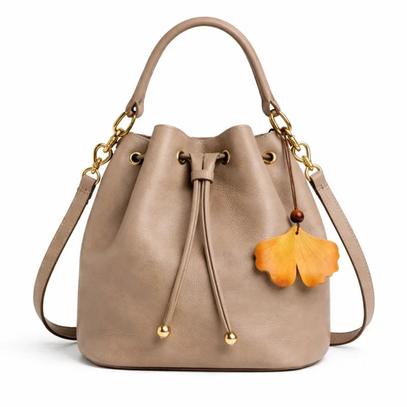 Colgante de cuero Ginkgo Otoñal – Dije artesanal pintado a mano | Accesorio escultórico fluido para bolsos | Regalo elegante para ella