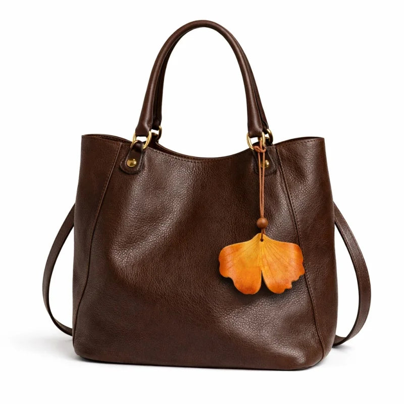 Colgante de cuero Ginkgo Otoñal – Dije artesanal pintado a mano | Accesorio escultórico fluido para bolsos | Regalo elegante para ella