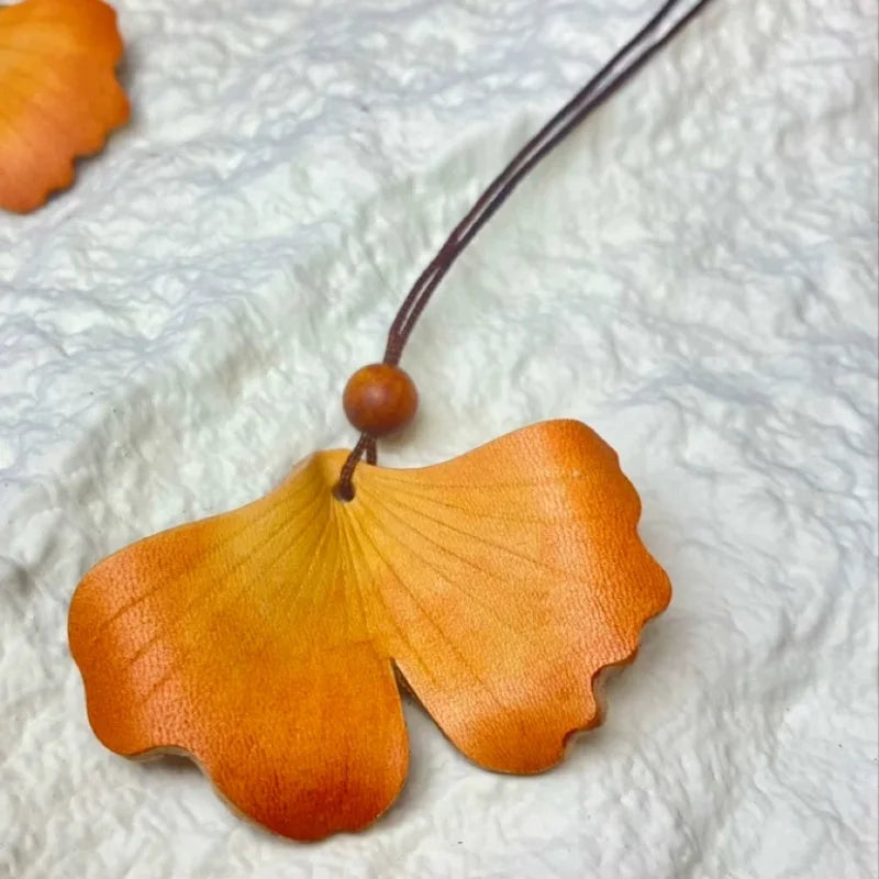 Colgante de cuero Ginkgo Otoñal – Dije artesanal pintado a mano | Accesorio escultórico fluido para bolsos | Regalo elegante para ella