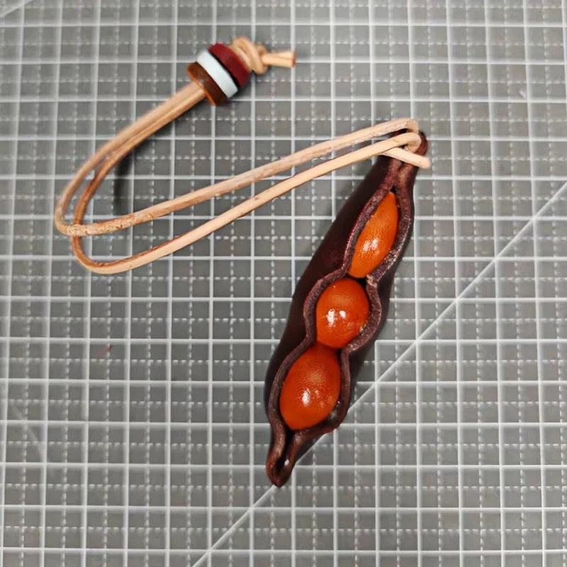 Vintage Leather Pea Pod Bag Charm – Handcrafted Full-Grain Cowhide Keychain Pendant | Artisan Gift Accessory | Unisex Retro-Inspired Edamame Ornament