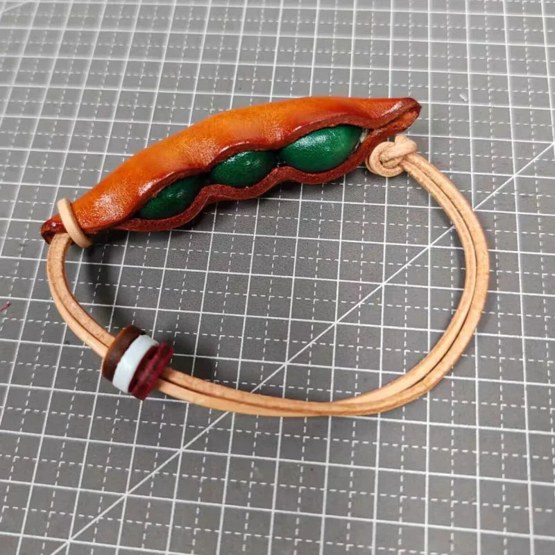 Vintage Leather Pea Pod Bag Charm – Handcrafted Full-Grain Cowhide Keychain Pendant | Artisan Gift Accessory | Unisex Retro-Inspired Edamame Ornament