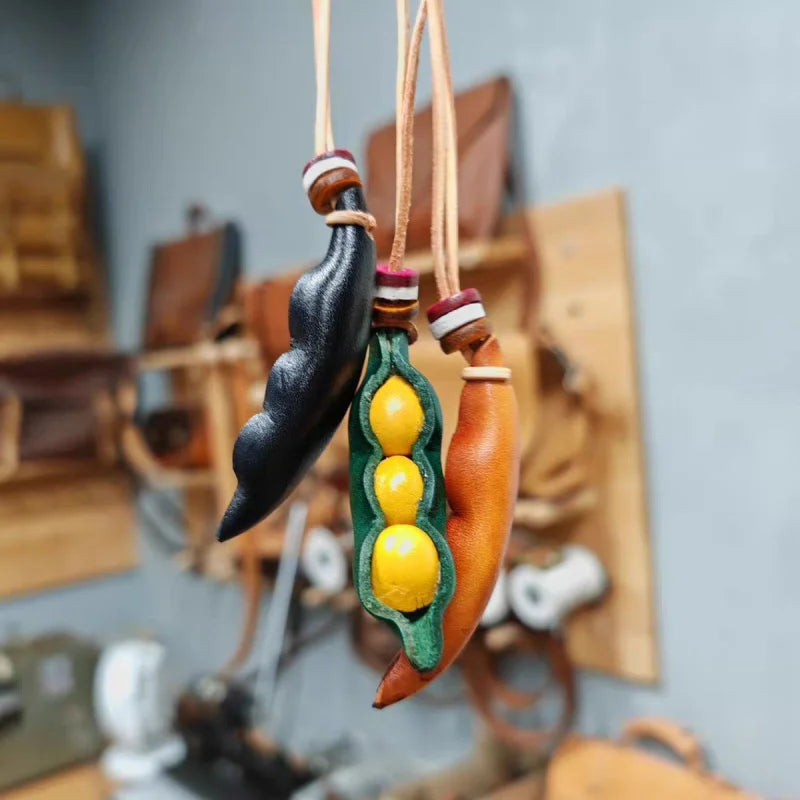 Vintage Leather Pea Pod Bag Charm – Handcrafted Full-Grain Cowhide Keychain Pendant | Artisan Gift Accessory | Unisex Retro-Inspired Edamame Ornament