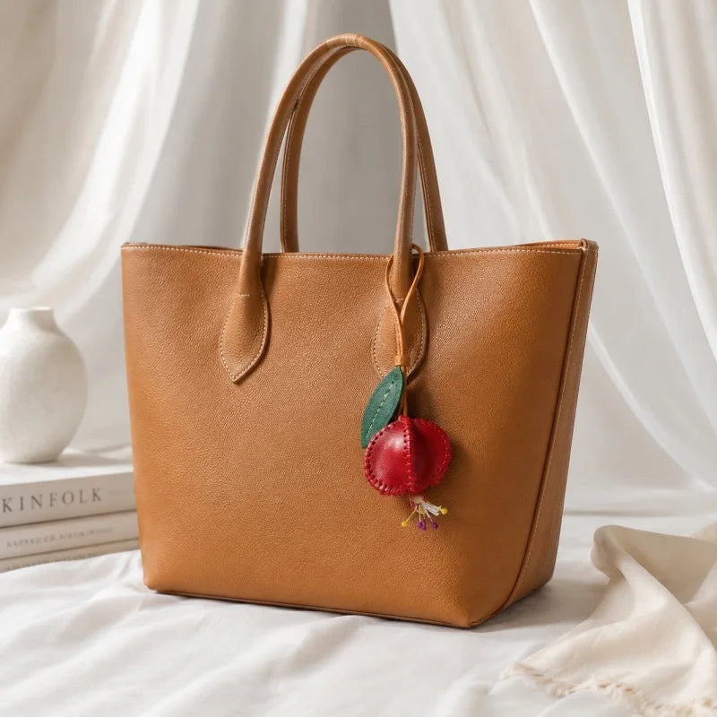 Dije de granada de cuero cosido a mano – Colgante para bolso de cuero curtido vegetal premium | Accesorio creativo para bolsos y llaveros