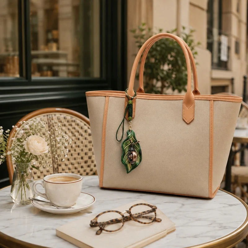 Dije artesanal de hoja de cuero y caracol de bronce para bolso: colgante único inspirado en la naturaleza | Accesorio artístico hecho a mano para bolsos, llaves y regalos