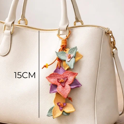 Colgante de cuero "Bright Nordic Bloom" para bolso – Colgante floral artesanal de piel de vaca de grano completo | Accesorio minimalista para bolso inspirado en Escandinavia | Regalo artístico para ella