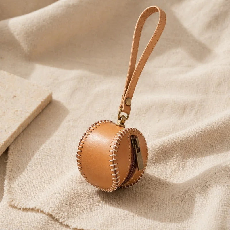 Estuche vintage de cuero para monedas y pintalabios inspirado en el béisbol: mini colgante para bolso hecho a mano | Diseño retro creativo con cierre de cremallera | Regalo y accesorio únicos