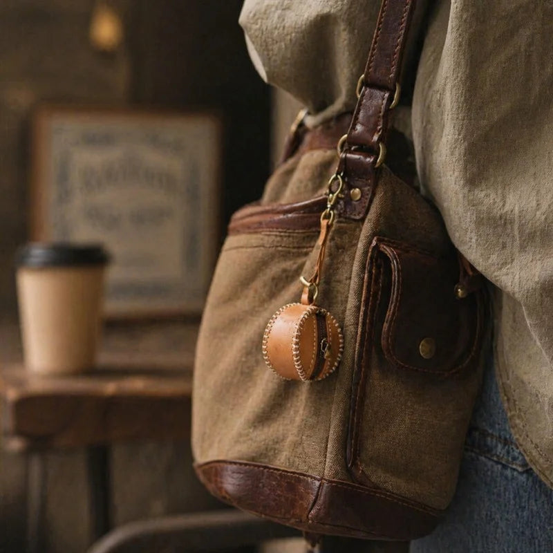 Estuche vintage de cuero para monedas y pintalabios inspirado en el béisbol: mini colgante para bolso hecho a mano | Diseño retro creativo con cierre de cremallera | Regalo y accesorio únicos