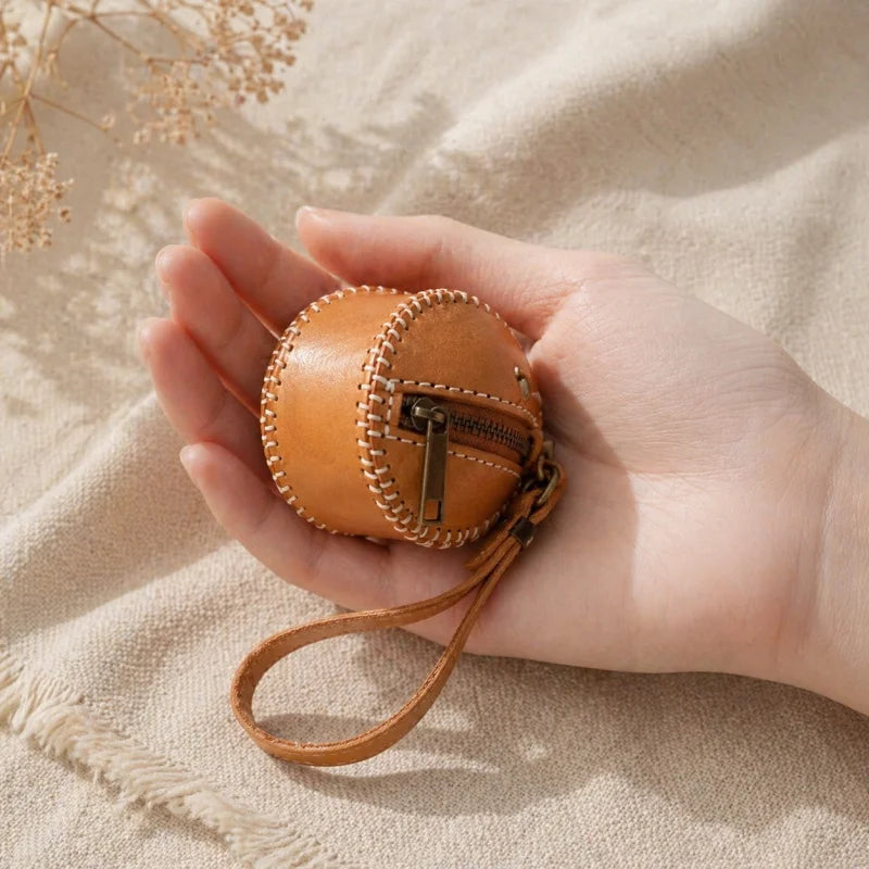 Estuche vintage de cuero para monedas y pintalabios inspirado en el béisbol: mini colgante para bolso hecho a mano | Diseño retro creativo con cierre de cremallera | Regalo y accesorio únicos