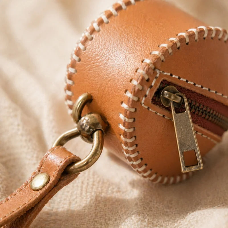 Estuche vintage de cuero para monedas y pintalabios inspirado en el béisbol: mini colgante para bolso hecho a mano | Diseño retro creativo con cierre de cremallera | Regalo y accesorio únicos